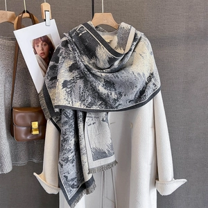 Sciarpa stile pittura a olio con nappe, drappeggiata su un cappotto, scena lifestyle