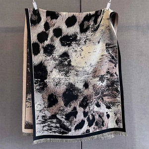 Dettaglio della sciarpa leopardata stile pittura a olio con frange fini e trama spessa