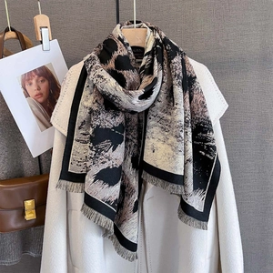 Sciarpa pashmina spessa autunnale con stampa leopardata a olio e nappe su una gruccia