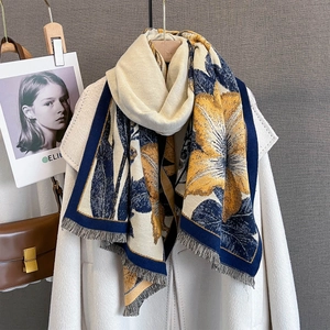 Châle à fleurs moutarde et bleu marine avec franges pour un look rétro et élégant