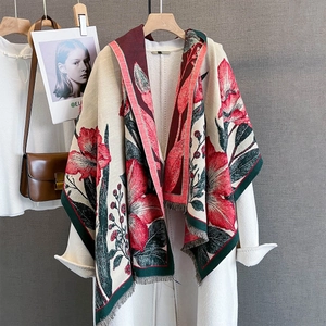 Détail d'une écharpe vintage à fleurs avec de longues franges et des motifs floraux réalistes