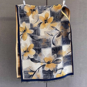 Détail de châle à fleurs et damier avec bordure à franges et pompons soyeux