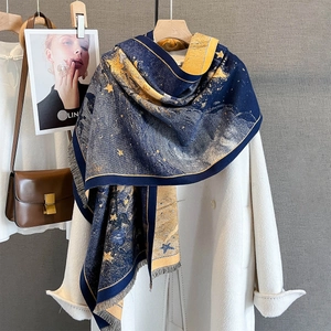 Écharpe florale en cachemire à motif étoile bleu et jaune avec manteau blanc