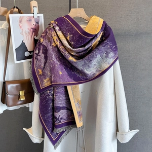 Écharpe jacquard violette et dorée avec franges drapée sur un manteau blanc chic