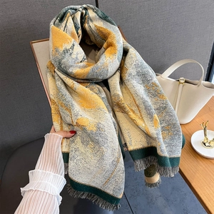 Détail d'un châle en imitation cachemire avec imprimé abstrait et franges délicates