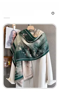 Détail d'un châle à fleurs vintage style cachemire avec glands sur un manteau blanc