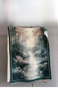 Détail de l'imprimé forêt et ruisseau sur écharpe avec finitions à franges fines