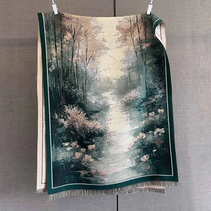 Détail d'une tapisserie tissée avec paysage de forêt et élégantes franges sur le bord