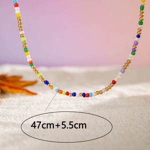 Détail du collier de perles multicolores avec accents de coquillages et dimensions