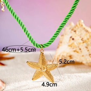 Détail du pendentif étoile de mer avec mesures sur collier en cordelette verte