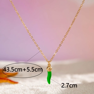 Détail du collier doré avec pendentif corne verte montrant les mesures de 43,5 cm de long