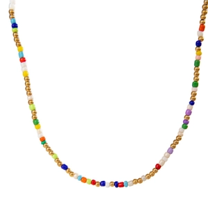 Collier bohème en perles colorées et perles dorées sur fond blanc pur