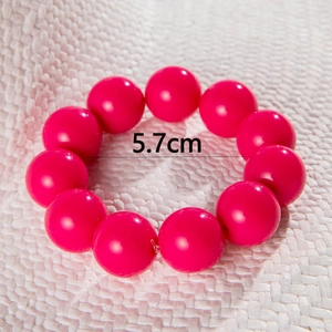 Detailed view of pink beaded bracelet with 5.7cm inner diameter measurement display