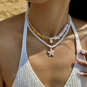 Dettaglio della collana a strati con ciondolo a stella marina e pietre naturali