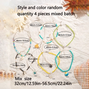 Lot de colliers bohèmes en perles colorées avec coquillage et étoile de mer sur sable blanc