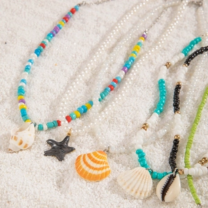 Collier bohème en perles colorées avec breloques étoile de mer et coquillages
