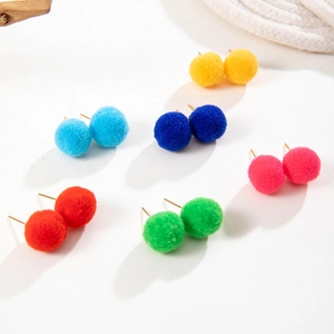 Set di sei paia di orecchini a bottone con palline di peluche colorate in tonalità vivaci