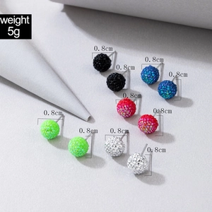Dettaglio orecchini a sfera con strass da 0,8cm in cinque tonalità vivaci
