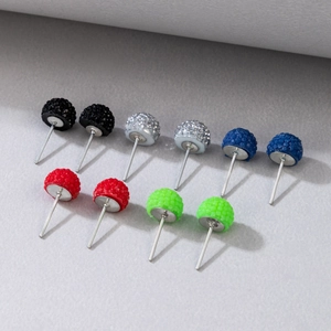 Set di cinque paia di orecchini a perno colorati con micro-sfere in vari colori vivaci