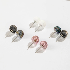 Dettaglio degli orecchini a sfera con strass colorati in nero, bianco, rosa e iridescente