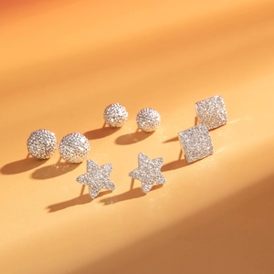 Set di orecchini a lobo in argento con sfere quadrati e stelle luccicanti