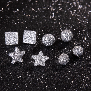 Set di orecchini a lobo geometrici argento con finitura glitterata su tessuto nero