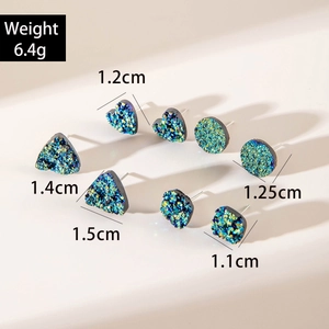Dettaglio degli orecchini a lobo druzy colorati con dimensioni e peso di 6,4 g specificato