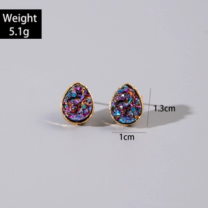 Dettaglio orecchini a goccia in druzy colorato con base in lega dorata, peso 5,1g