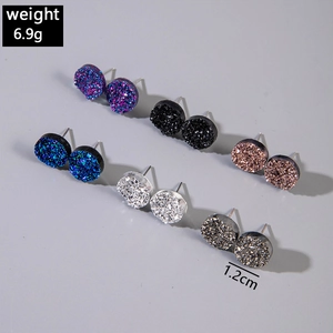 Dettaglio di orecchini a bottone druzy tondi colorati, diametro 1,2cm e peso 6,9g
