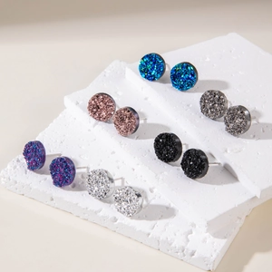 Dettaglio di sei paia di orecchini a lobo tondi druzy in vari colori scintillanti