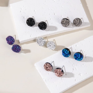 Dettaglio di 6 paia di orecchini a lobo rotondi in druzy colorato con montatura argento
