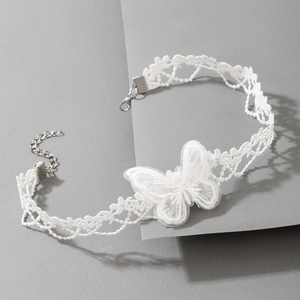 Détail du collier choker en dentelle blanche avec des textures de papillon en maille