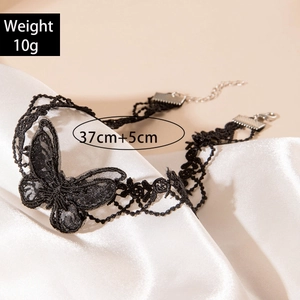 Détail du choker papillon en dentelle noire avec extension de 5cm et longueur de 37cm