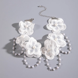 Détail du collier en dentelle florale blanche avec perles et fermoir mousqueton réglable