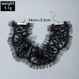 Vue détaillée du choker en dentelle noire avec franges, fermoir et dimensions