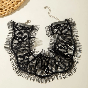 Détail du ras de cou en dentelle noire vintage avec bordure de cils et fermoir argent