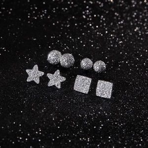 Set di orecchini a lobo in argento scintillante con stelle e sfere su sfondo glitterato