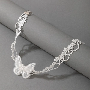 Collier ras de cou élégant en dentelle blanche avec appliqué papillon sur présentoir