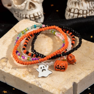 Dettaglio del set di cavigliere con perline di Halloween con ciondoli a zucca e teschio