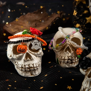 Set cavigliere di Halloween con ciondoli a fantasma, zucca e teschio su mano ossea