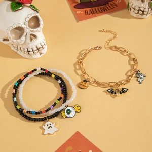 Dettagli dei braccialetti di Halloween con perline colorate, fantasmi e zucche