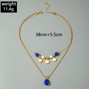 Zweilagige goldene Halskette mit Emaille-Blumen und birnenförmigem blauem Edelstein-Anhänger
