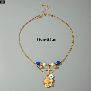 Detail einer böhmischen goldfarbenen Mehrlagenkette mit Seestern und Evil-Eye
