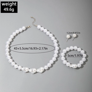 Vue détaillée de la parure de bijoux en perles avec collier, bracelet et boucles
