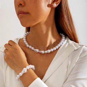 Vue détaillée d'un mannequin portant un ensemble collier, bracelet et boucles de perles