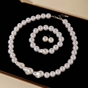 Ensemble détaillé collier, bracelet et boucles d'oreilles en perles dans un écrin noir