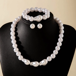Détail d'un ensemble de bijoux en perles avec collier, bracelet et boucles d'oreilles