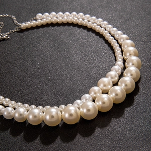 Détail d'un collier de perles à double rangée avec perles dégradées et fermoir mousqueton