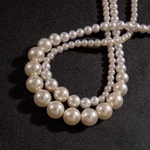 Gros plan d'un collier de perles montrant des perles dégradées et un fini brillant