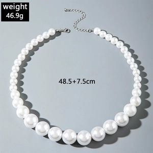Détail du collier de perles dégradées avec fermoir mousqueton argenté et chaîne réglable